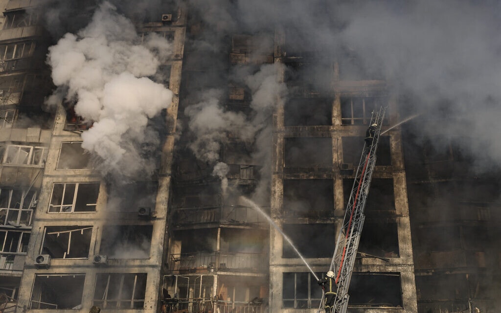 כבאים מנסים להשתלט על השרפה שמתחוללת בבית מגורים בקייב שנפגע מפיצוץ, 15 במרץ 2022 (צילום: Vadim Ghirda, AP)