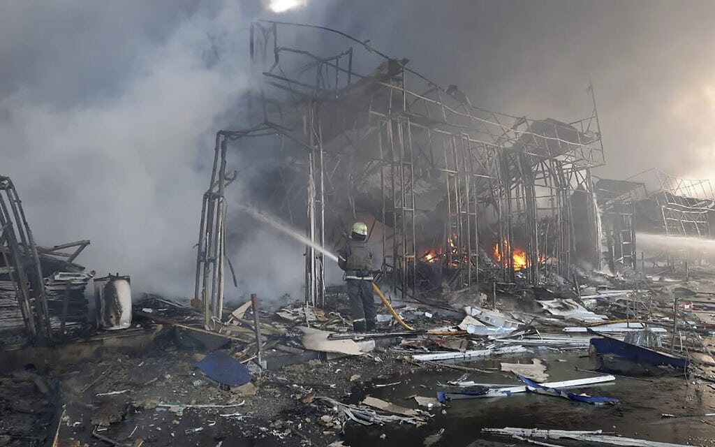 כבאים פועלים לכבות שרפה שנגרמה מהפגזות בשוק בחרקיב, 16 במרץ 2022 (צילום: Ukrainian State Emergency Service via AP)