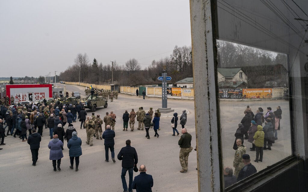משתתפים בהלוויה של חיילים אוקראיניים במערב המדינה, 16 במרץ 2022 (צילום: Bernat Armangue, AP)