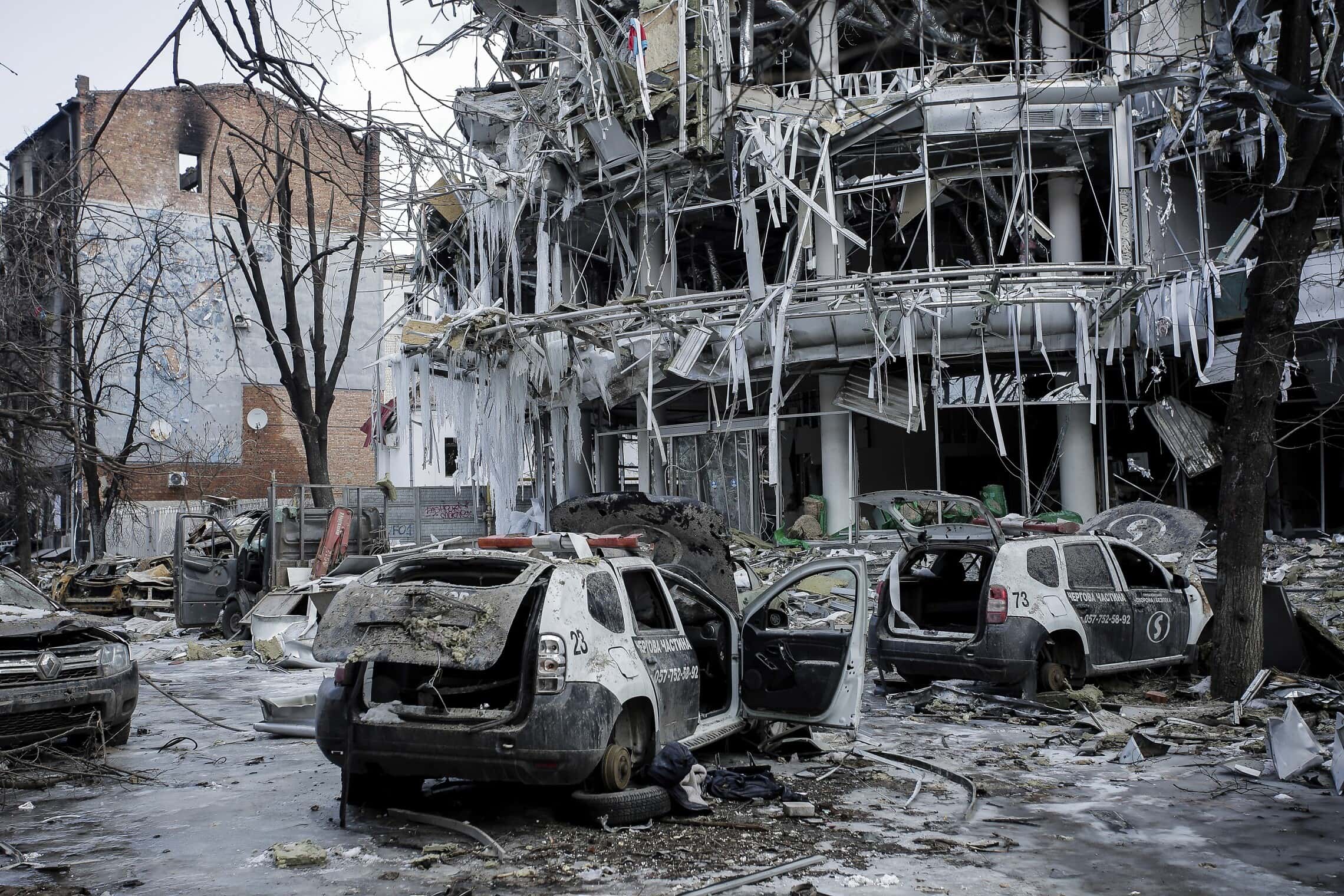 בניין ורכבים אחרי הפצצה רוסית בחארקיב, 16 במרץ 2022 (צילום: AP Photo/Pavel Dorogoy)