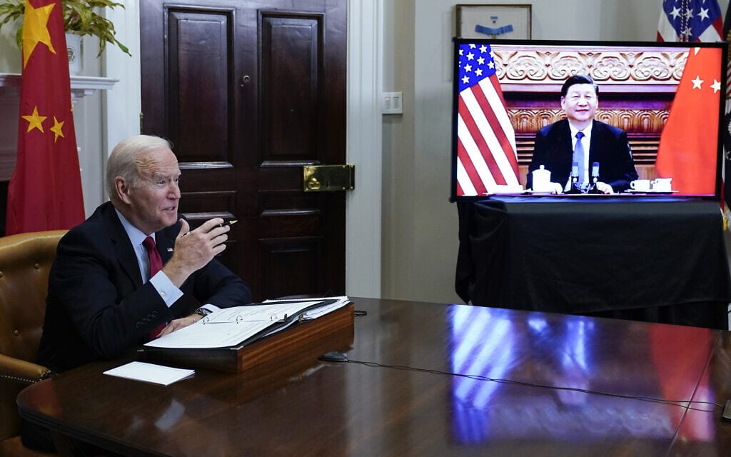 נשיא סין שי ג&#039;ינפינג ונשיא ארה&quot;ב ג&#039;ו ביידן בשיחת וידיאו ב-15 בנובמבר 2021 (צילום: AP Photo/Susan Walsh)