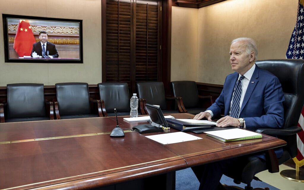 תמונה שסופקה על ידי הבית הלבן של שיחת הווידיאו בין הנשיא ג'ו ביידן ונשיא סין שי ג'ינפינג, 18 במרץ 2022 (צילום: The White House via AP)