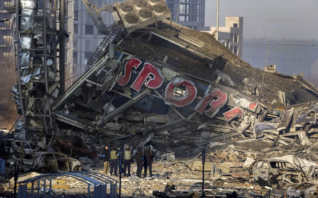 קניון שהופצץ באוקראינה, 21 במרץ 2022 (צילום: AP Photo/Efrem Lukatsky)