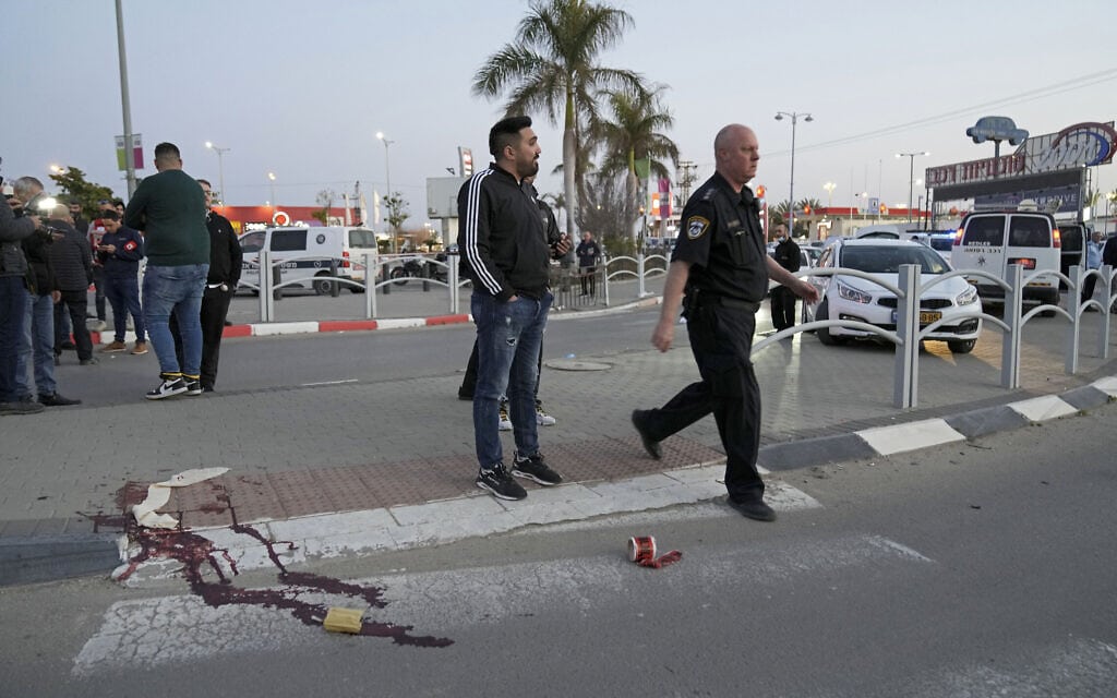 זירת הפיגוע בבאר שבע, 22 במרץ 2022 (צילום: AP Photo/Tsafrir Abayov)