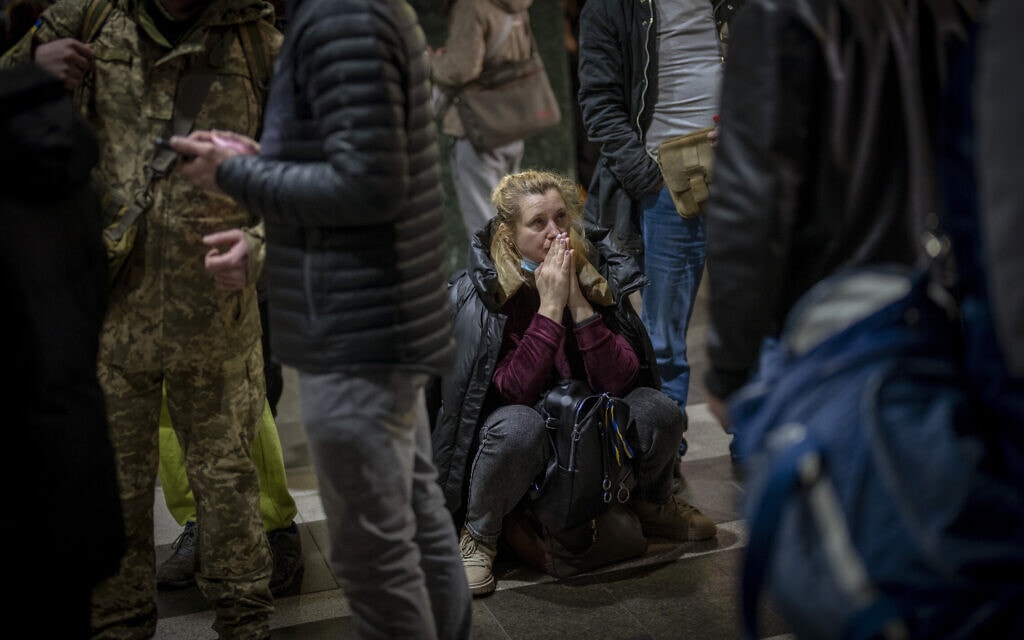 אישה אוקראינית בתחנת רכבת בקייב, מנסה לעזוב את העיר, 24 בפברואר 2022 (צילום: AP Photo/Emilio Morenatti, File)