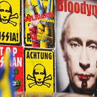 קיר עם כרזות נגד פוטין בפולין (צילום: AP Photo/Petr David Josek)