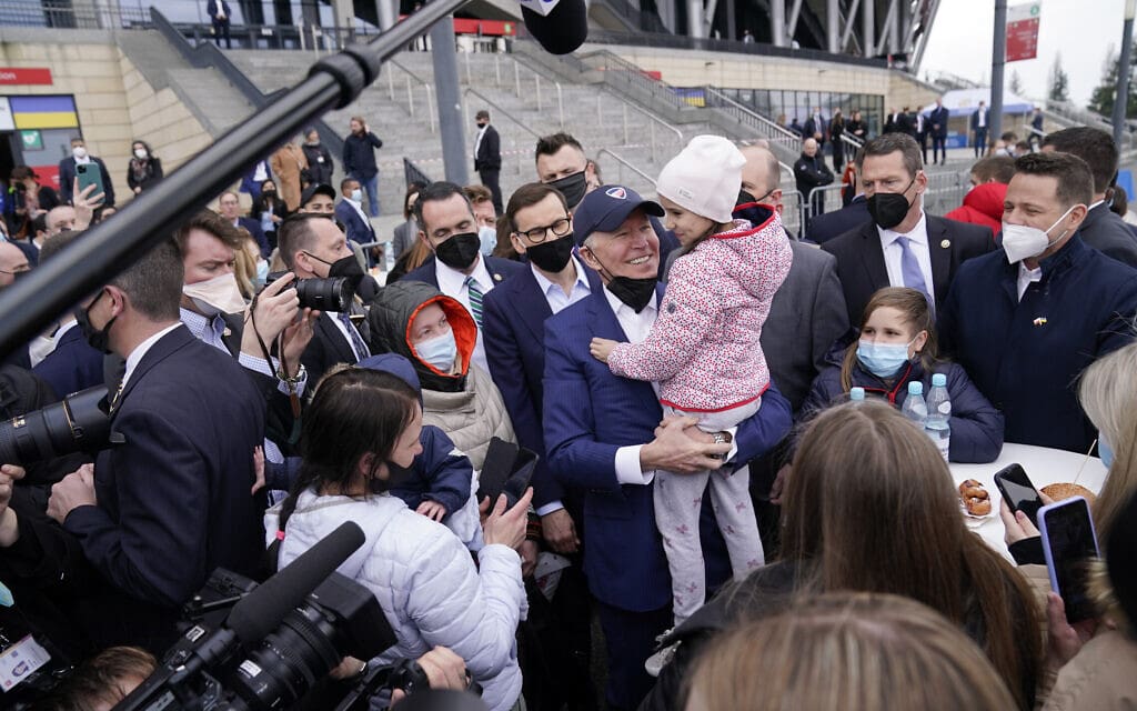 נשיא ארה&quot;ב ג&#039;ו ביידן מבקר פליטים אוקראינים בוורשה, פולין, 26 במרץ 2022 (צילום: AP Photo/Evan Vucci)