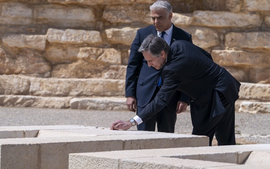 מזכיר המדינה אנתוני בלינקן מניח אבן על קברו של דוד בן-גוריון בשדה בוקר, 28 במרץ 2022 (צילום: AP Photo/Jacquelyn Martin)