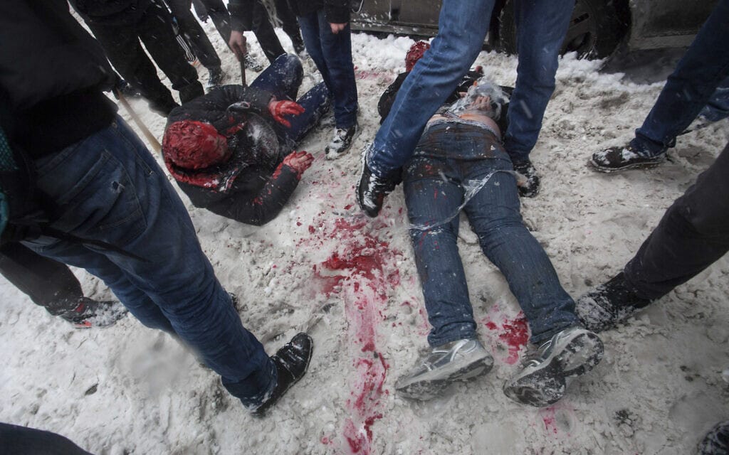 רוסים מטעם הקרמלין צדים ומתעללים במשתמשים ובפושרים של סם הספייס ברחובות מוסקבה, 2013 (צילום: AP Photo/Alexander Zemlianichenko Jr)