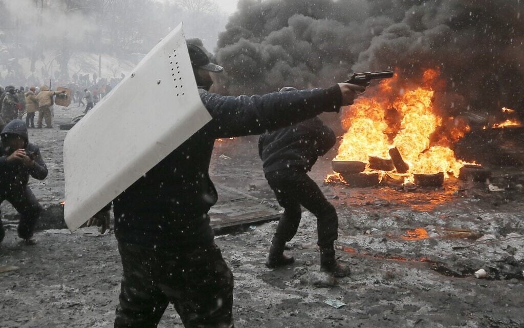 מפגין מחזיק אקדח בעימותים עם שוטרים במרכז קייב במסגרת ההפגנות נגד הממשל, 22 בינואר 2014 (צילום: AP Photo/Efrem Lukatsky, file)