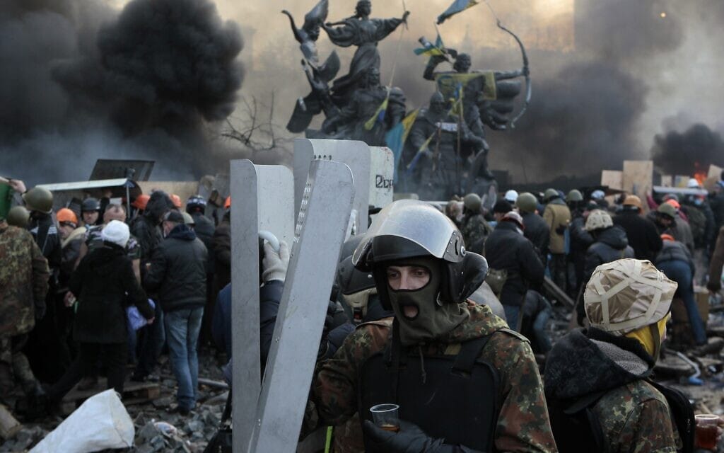 מפגינים במחאת היברומאידאן בקייב, אוקראינה, מתעמתים עם שוטרים, 19 בפברואר 2014 (צילום: AP Photo/Sergei Chuzavkov, file)