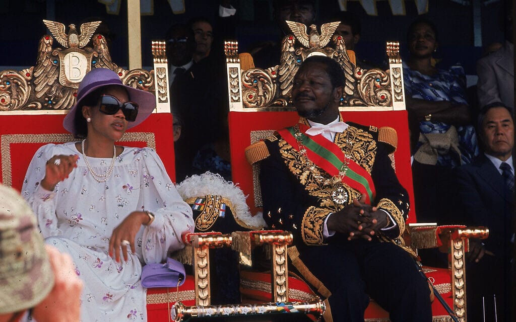 השליט ז&#039;אן בדל בוקאסה, רודן הרפובליקה המרכז אפריקאית, עם אשתו השליטה קתרין, בזמן שהכתיר את עצמו לשליט האימפריה המרכז אפריקאית, 4 בדצמבר, 1977 (צילום: AP Photo)