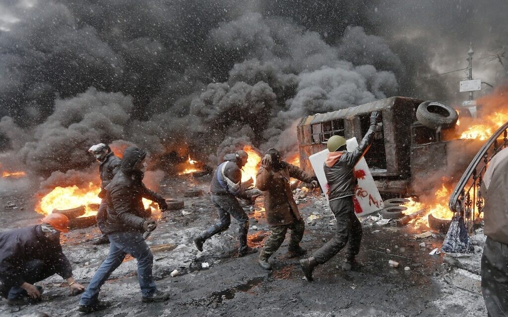 מפגינים מתעמתים עם שוטרים במרכז קייב במסגרת ההפגנות נגד הממשל, 22 בינואר 2014 (צילום: AP Photo/Efrem Lukatsky, file)