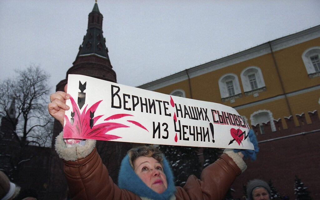 אישה רוסיה שבנה נשלח להילחם בצ&#039;צ&#039;ניה מפגינה מחוץ לקרמלין עם השלט &quot;החזירו את הבנים מצ&#039;צניה&quot;. 27 בדצמבר 1994 (צילום: AP Photo/Pavel Gorzhkov)
