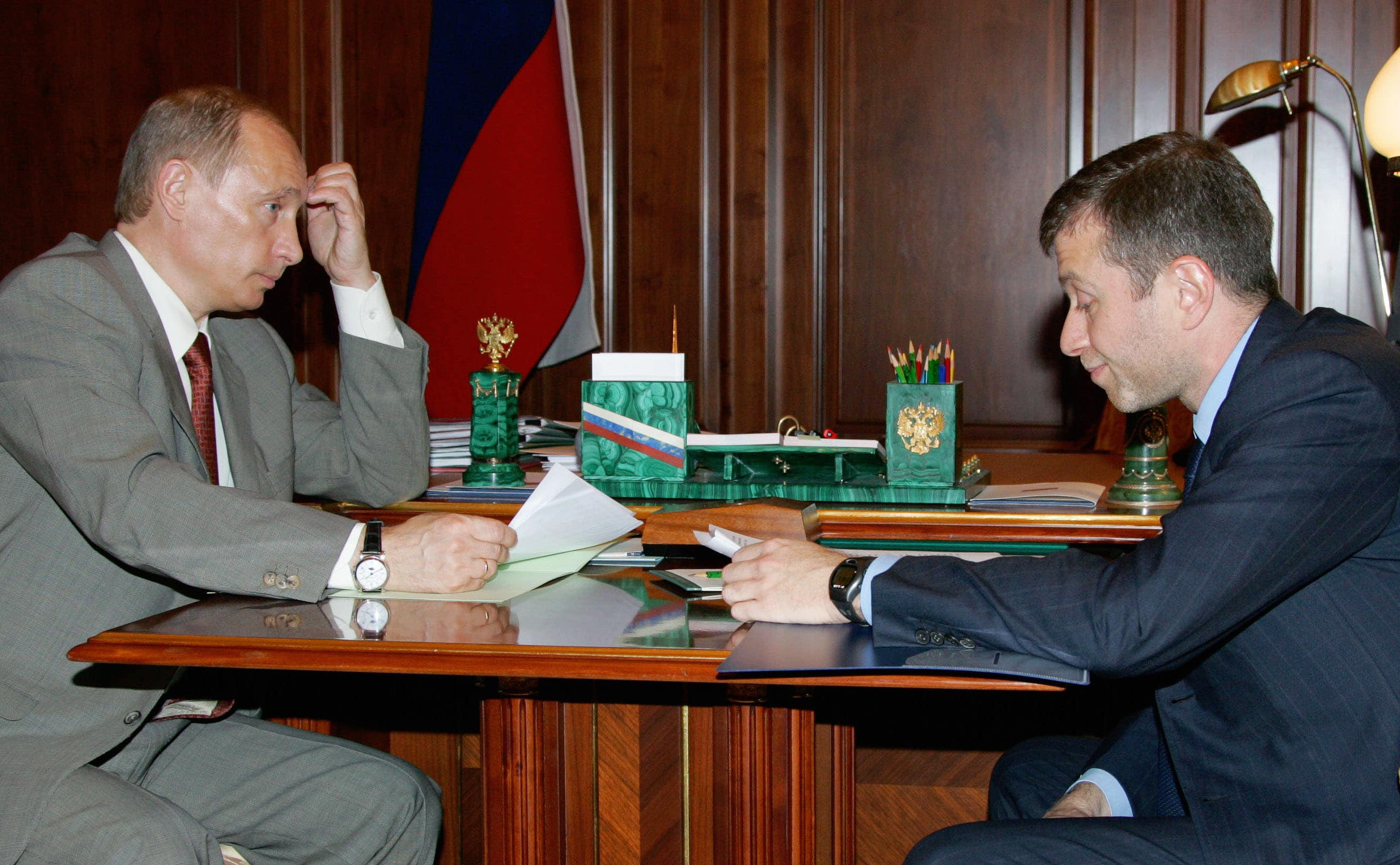 רומן אברמוביץ&#039;, אז מושל מחוז צ&#039;וקוטקה, עם נשיא רוסיה ולדימיר פוטין, 27 במאי 2005 (צילום: ITAR-TASS News Agency / Alamy)