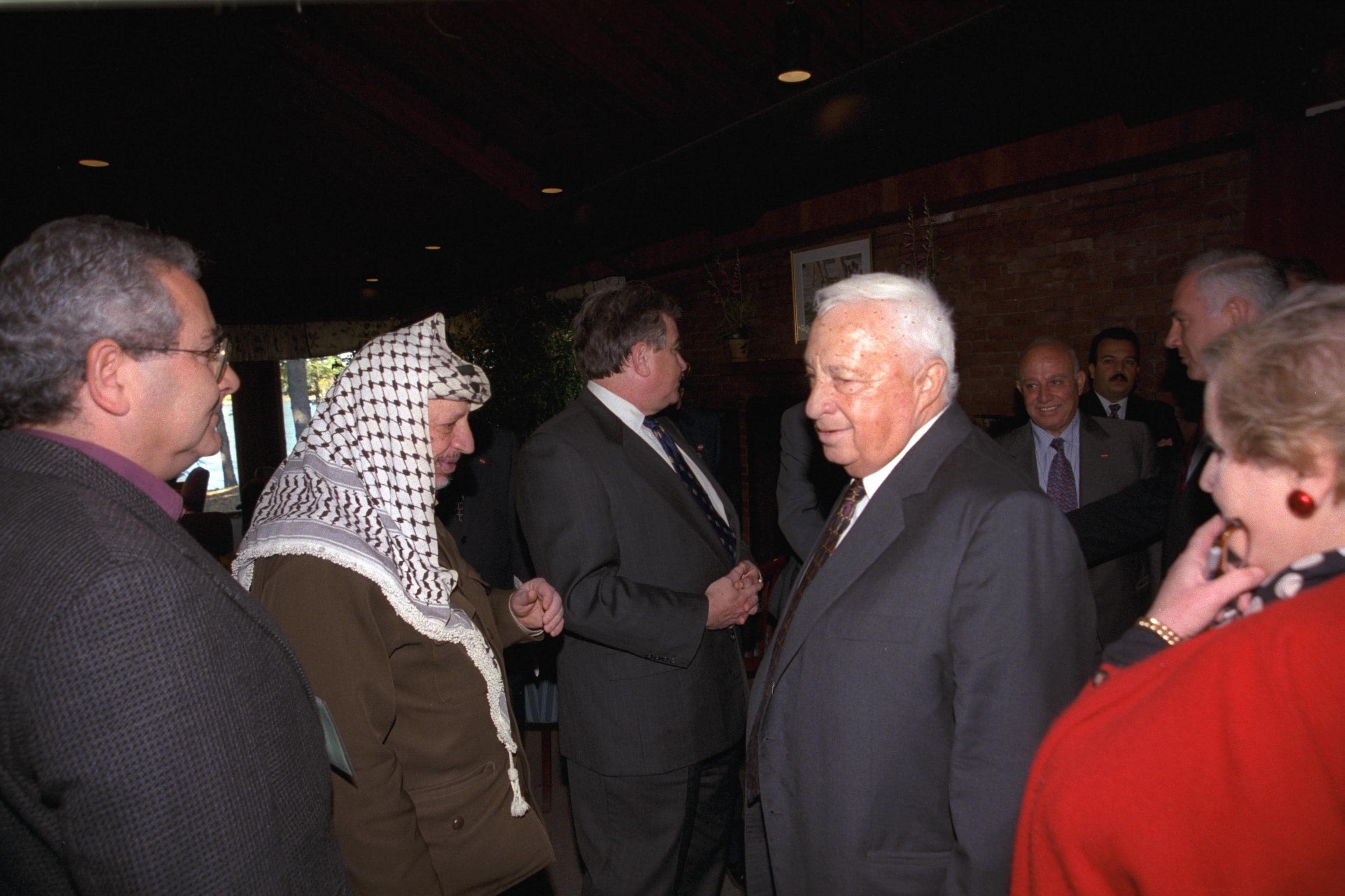 פסגת וואי פלנטיישן: שר החוץ אריק שרון חולף על פני יו&quot;ר הרשות הפלסטינית יאסר עראפת, 21 באוקטובר 1998 (צילום: אבי אוחיון/לע&quot;מ)