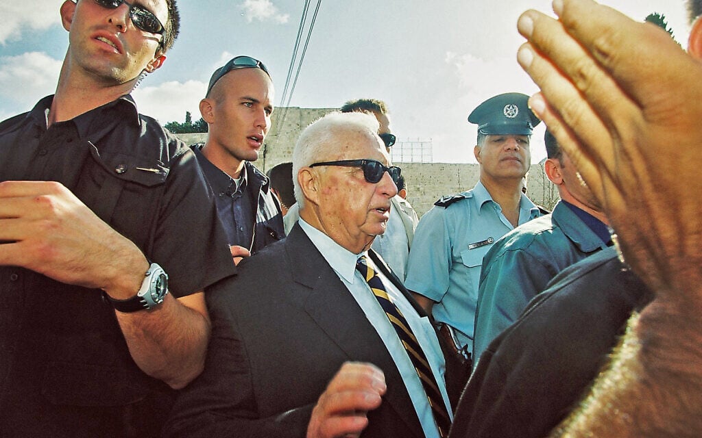אריאל שרון עולה להר הבית, 28 בספטמבר 2000 (צילום: פלאש90)
