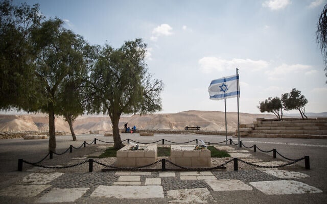 קברם של דוד ופולה בן-גוריון בשדה בוקר (צילום: הדס פרוש, פלאש 90)
