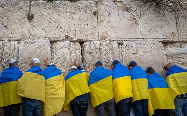 מתפללים עטופים בדגלי אוקראינה בכותל המערבי בירושלים, 2 במרץ 2022 (צילום: יונתן זינדל, פלאש 90)