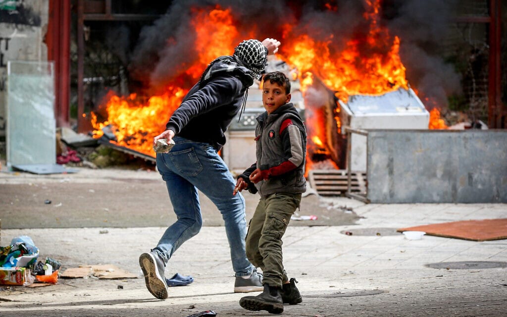 צעירים פלסטינים מתעמתים עם כוחות צה&quot;ל בחברון, 4 במרץ 2022 (צילום: Wisam Hashlamoun/Flash90)