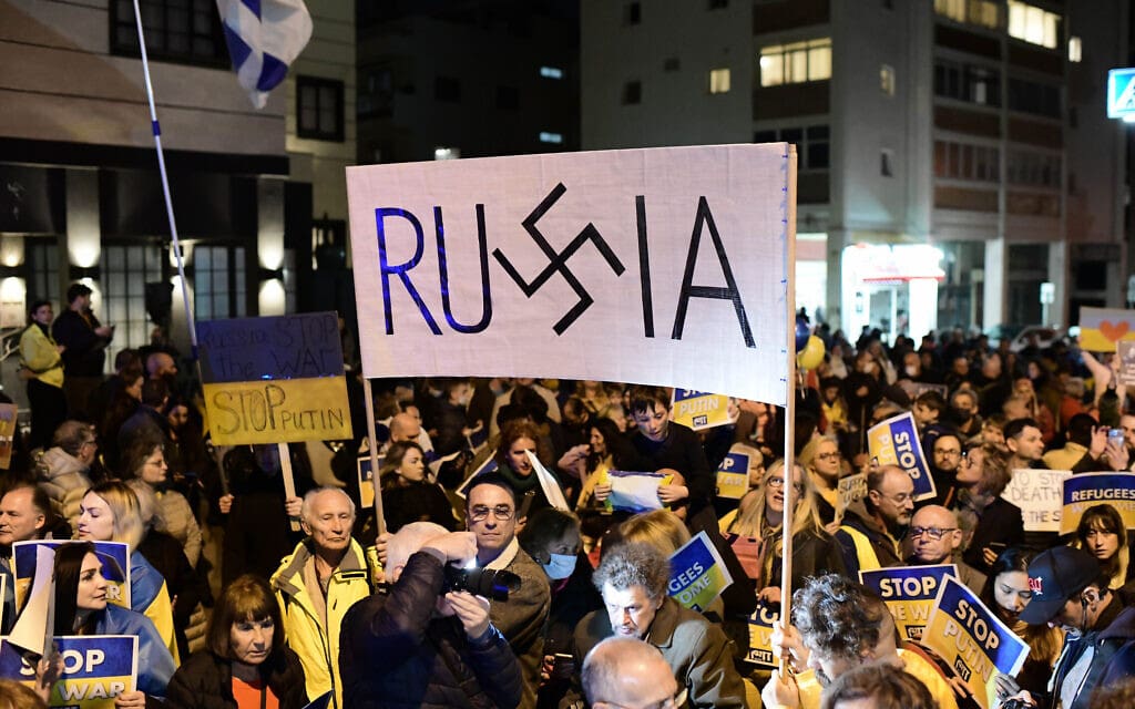 מפגינים מוחים ליד שגרירות רוסיה בתל אביב נגד הפלישה לאוקראינה, 5 במרץ 2022 (צילום: תומר נויברג, פלאש 90)