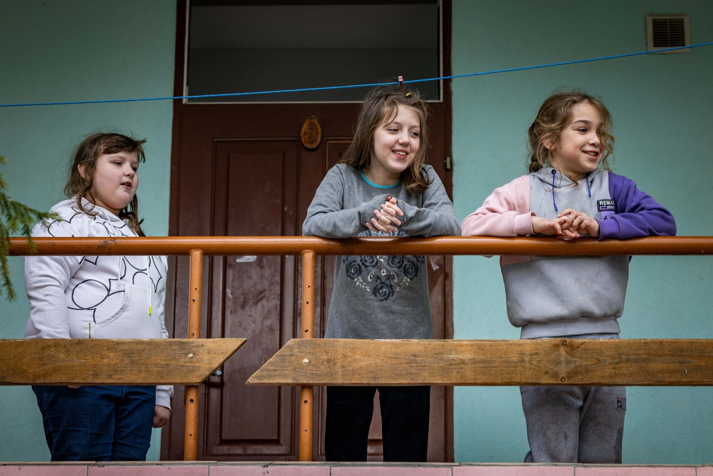 נערות אוקראיניות במרכז לפליטים במולדובה, 4 במרץ 2022 (צילום: נתי שוחט/פלאש90)