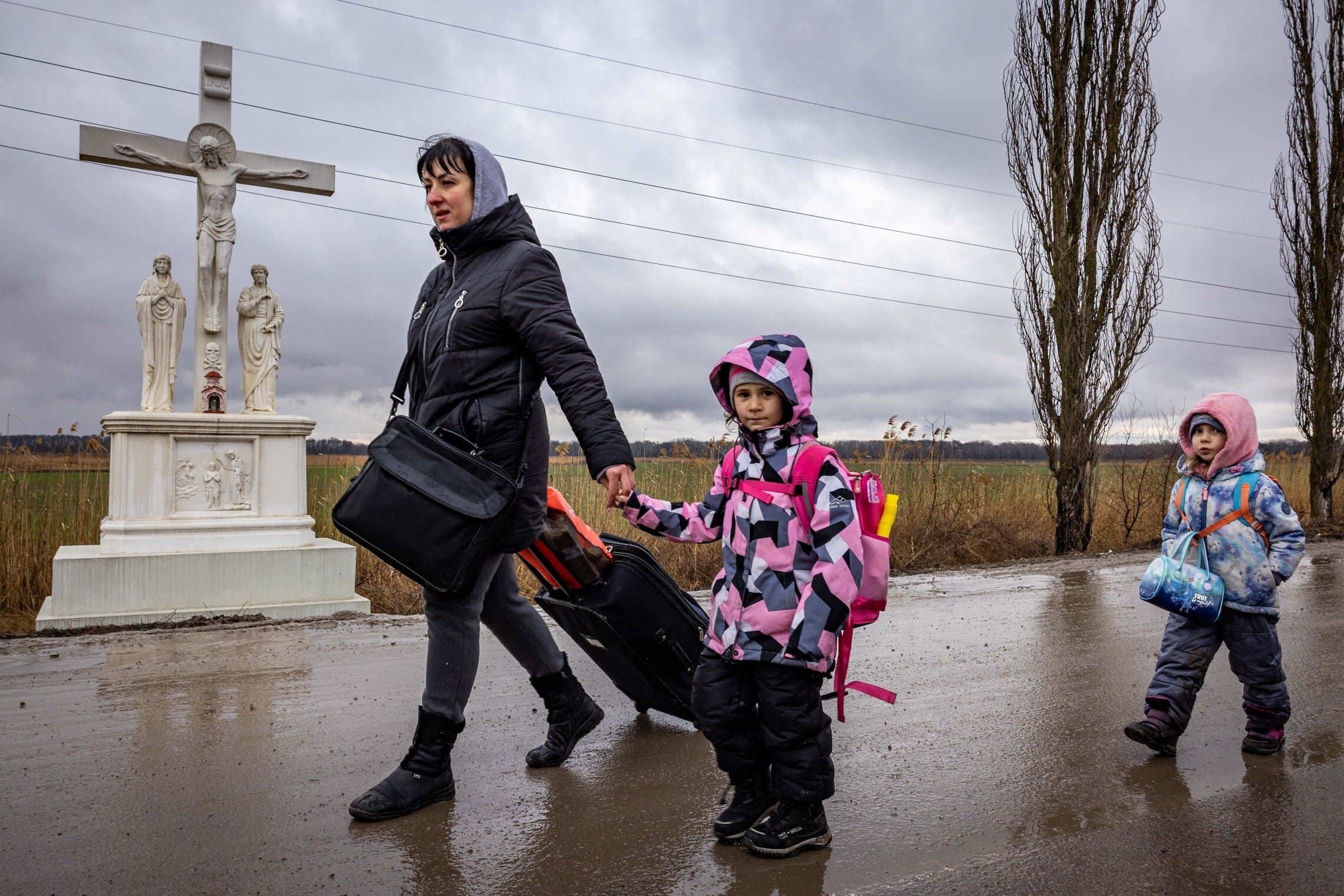 אישה אוקראינית וילדיה צועדים לעבר גבול אוקראינה-רומניה, 3 במרץ 2022 (צילום: נתי שוחט/פלאש90)