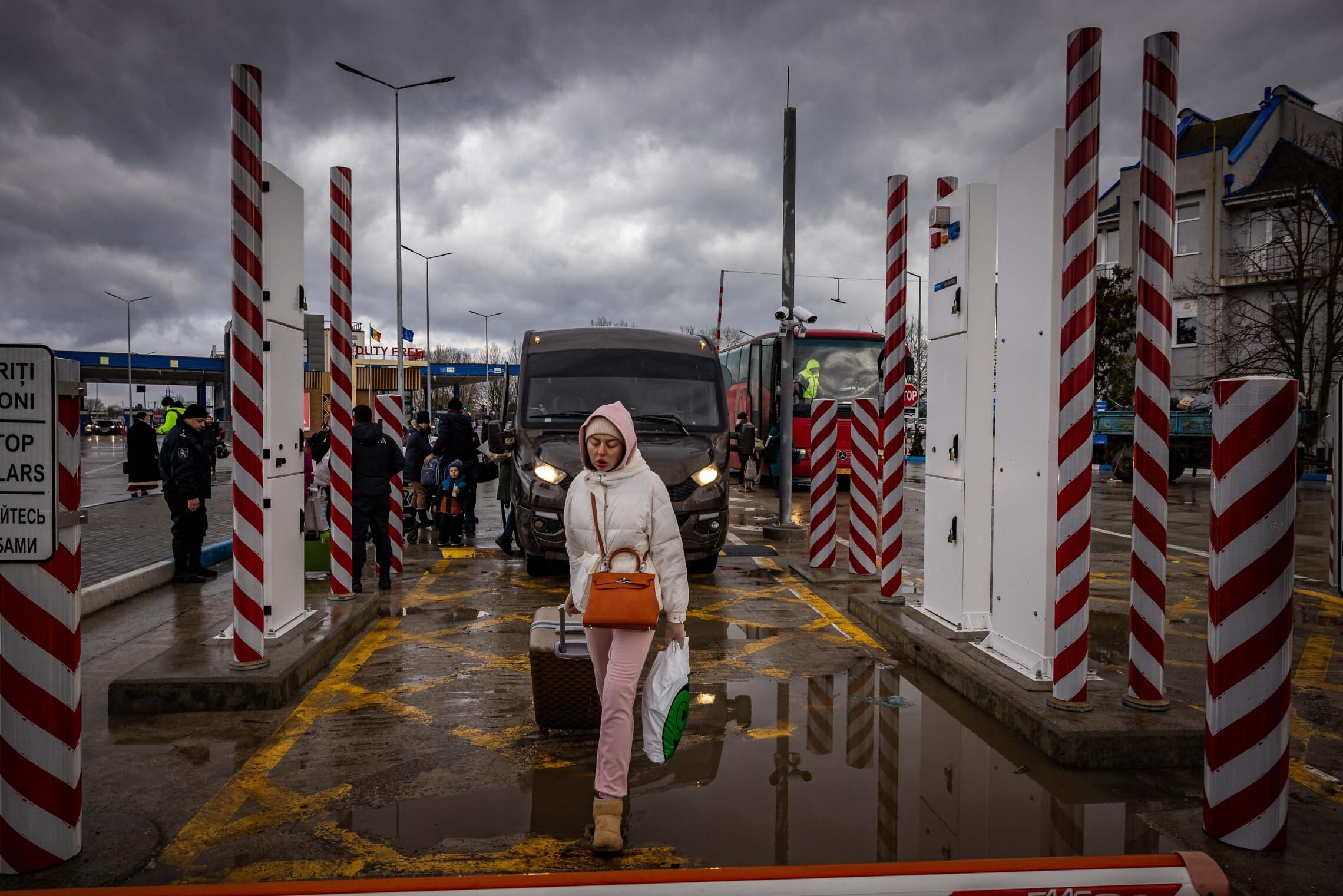 פליטה אוקראינית מגיעה למעבר הגבול במולדובה, 3 במרץ 2022 (צילום: נתי שוחט/פלאש90)