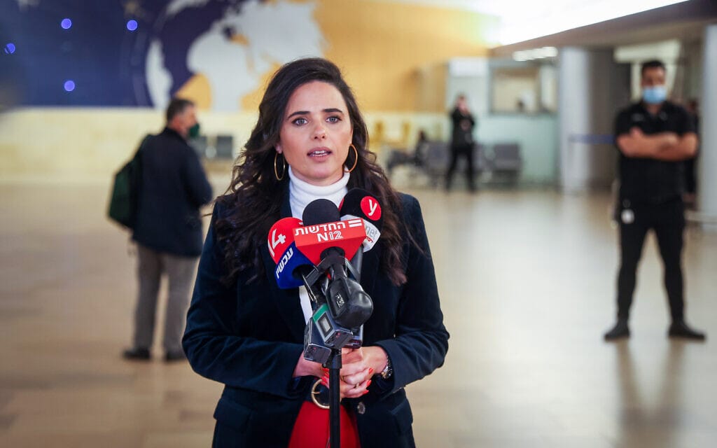 שרת הפנים איילת שקד מודיעה על שינוי במדיניות קליטת פליטים מאוקראינה במסיבת עיתונאים בנתב&quot;ג, 13 במרץ 2022 (צילום: רועי אלימה/פלאש90)