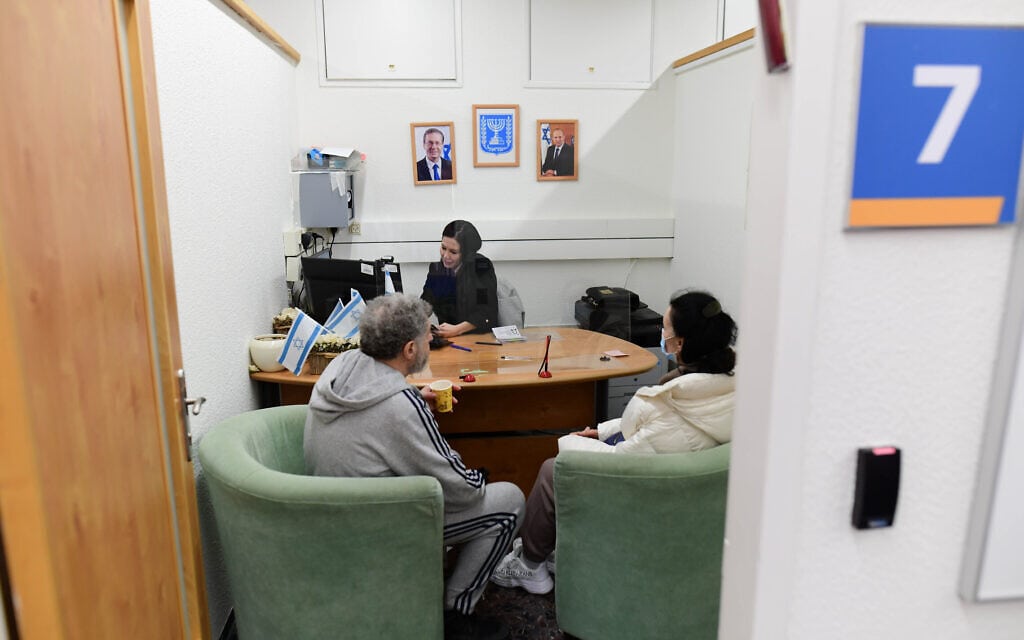 משרד רשות האוכלוסין וההגירה בשדה התעופה בן גוריון, מטפל בפליטים מאוקראינה, 15 במרץ 2022 (צילום: תומר נויברג/פלאש90)