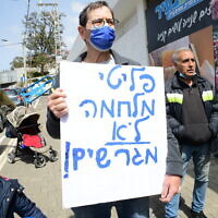 הפגנה נגד מתווה הפליטים מול ביתה של שרת הפנים איילת שקד, 17 במרץ 2022 (צילום: אבשלום ששוני/פלאש90)