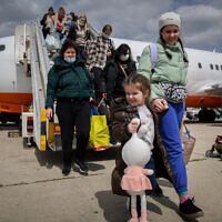 פליטים אוקראינים, זכאי חוק השבות, מגיעים לישראל ב-17 במרץ 2022 (צילום: יוסי זליגר/פלאש90)