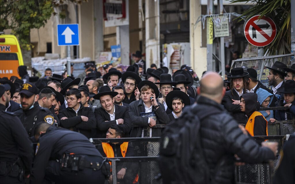 חרדים מחוץ לביתו של הרב קנייבסקי, 20 במרץ 2022 (צילום: Yonatan Sindel/ Flash90)