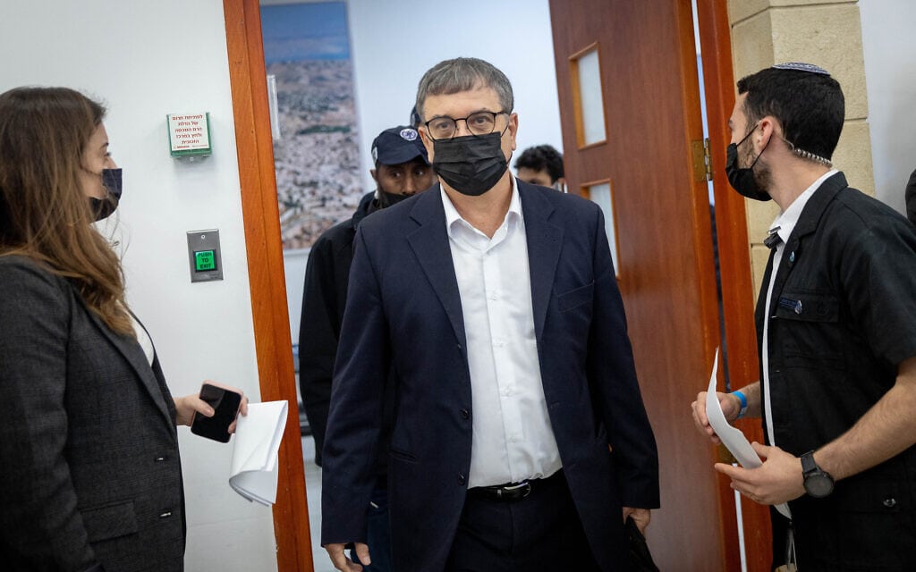 שלמה פילבר בבית המשפט המחוזי בירושלים ביום הראשון של עדותו במשפט הפלילי של בנימין נתניהו, 23 במרץ 2022 (צילום: יונתן זינדל/פלאש90)