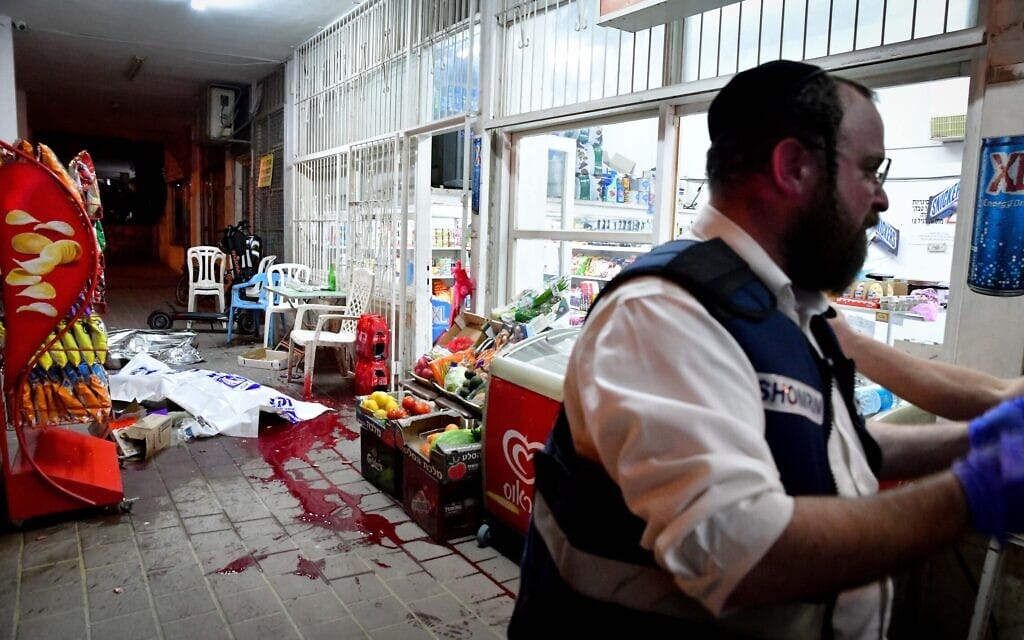 אחת מזירות הפיגוע בבני ברק, 29 במרץ 2022 (צילום: אבשלום ששוני/פלאש90)