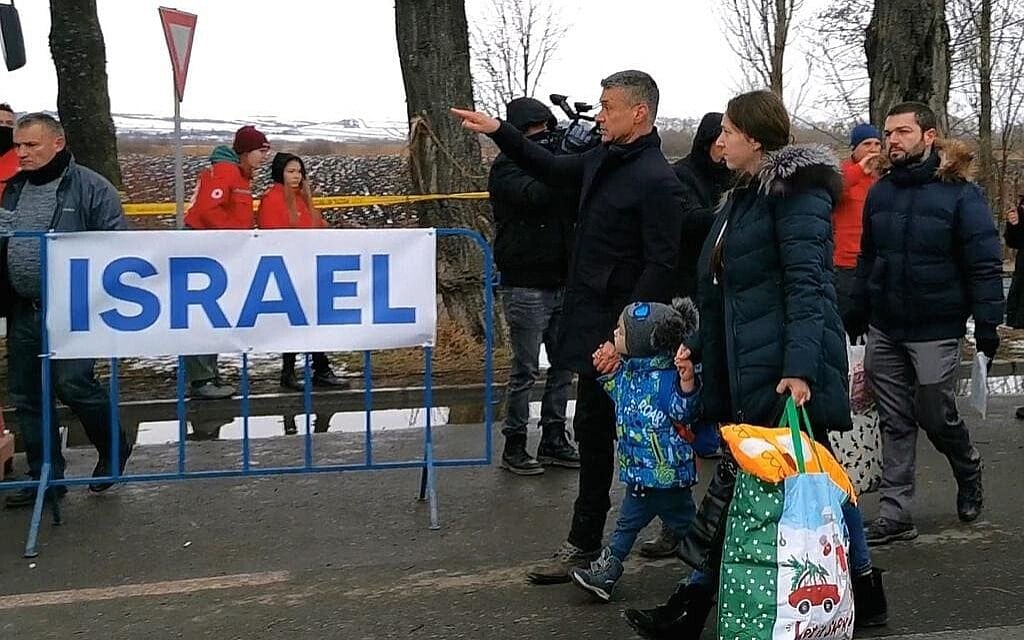 שגריר ישראל ברומניה דוד סרנגה וצוות השגרירות במבצע חילוץ של 10 ילדים אוקראינים חולי סרטן, 8 במרץ 2022 (צילום: שגרירות ישראל ברומניה)