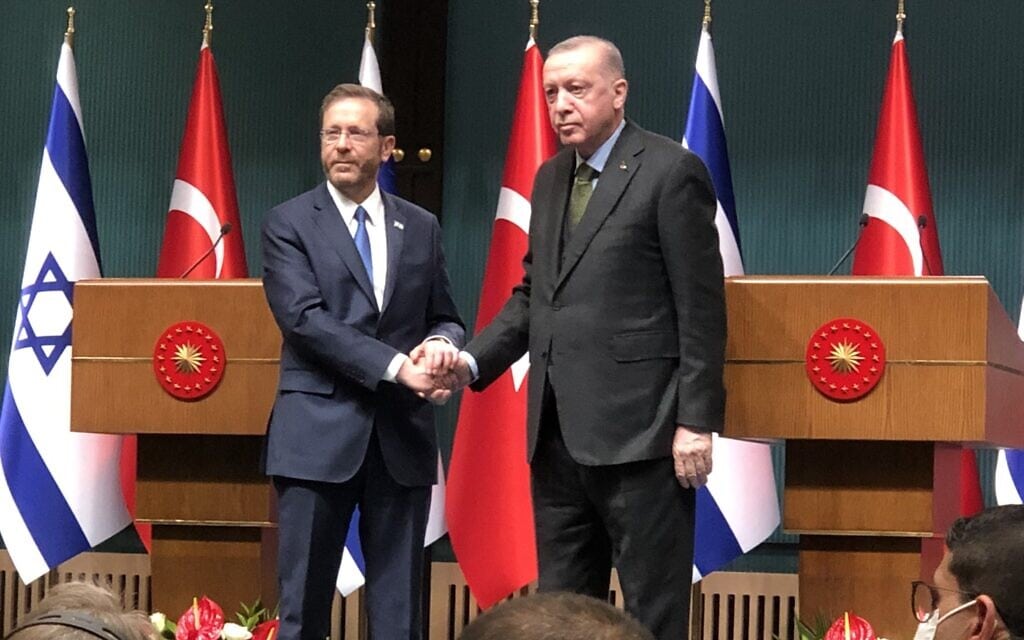 נשיא המדינה יצחק הרצוג ונשיא טורקיה רג'פ טאיפ ארדואן בהצהרה משותפת בארמון באנקרה, 9 במרץ 2022 (צילום: טל שניידר)