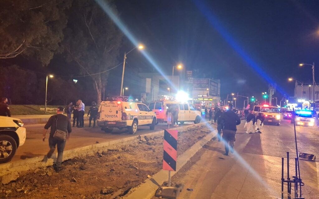 כוחות ביטחון וגורמי הצלה בזירה שבה התרחש פיגוע ברחוב הרברט סמואל בחדרה, 27 במרץ 2022 (צילום: מתוך חשבון הטוויטר של משטרת ישראל)