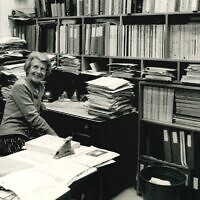 גרטרוד גולדהבר במשרדה (צילום: אוסף גרטרוד ס. גולדהבר, מכון ליאו בק)