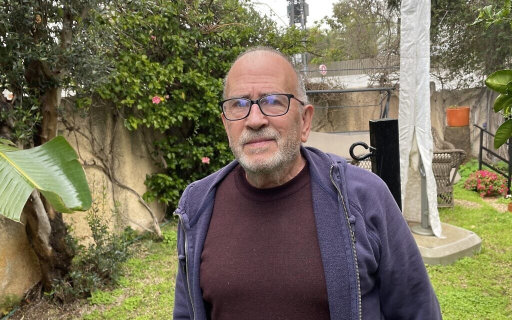 יוסי אלפר בחצר ביתו, מרץ 2022 (צילום: אמיר בן-דוד)
