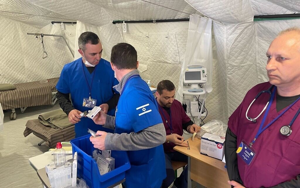 רופאים בבית חולים שדה שהקימה ישראל באוקראינה, 22 במרץ 2022 (צילום: קארי קלר-לין)