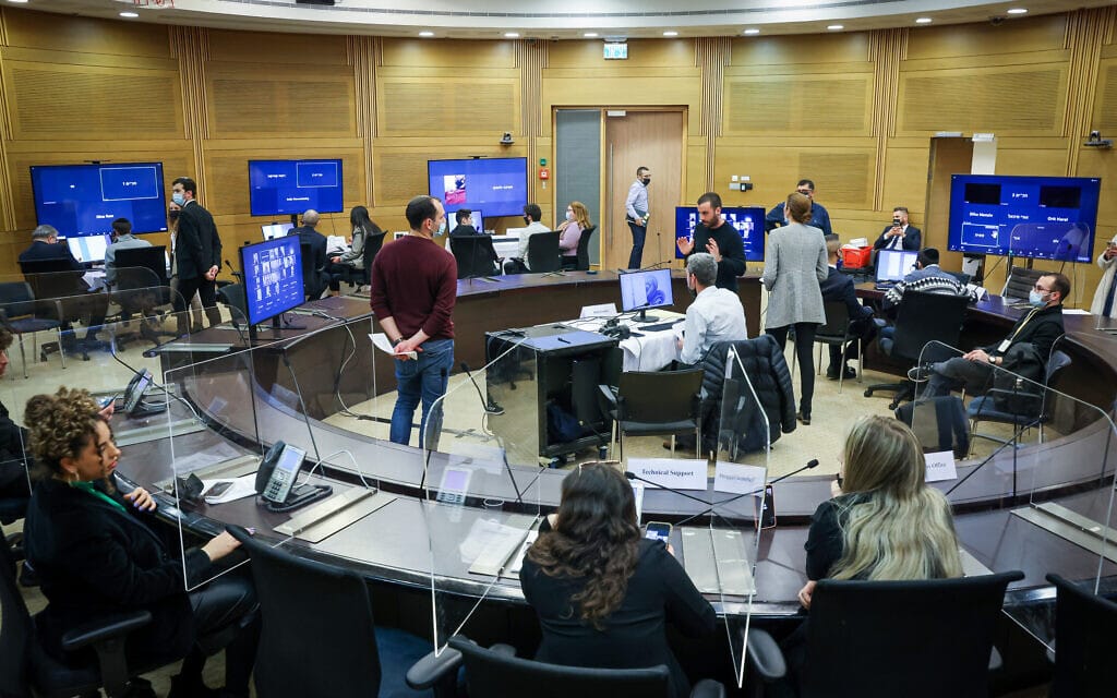 עובדים בכנסת נערכים לנאומו של נשיא אוקראינה וולודימיר זלנסקי, 20 במרץ 2022 (צילום: נועם מושקוביץ, דוברות הכנסת) עובדים בכנסת נערכים לנאומו של נשיא אוקראינה וולודימיר זלנסקי, 20 במרץ 2022 (צילום: נועם מושקוביץ, דוברות הכנסת)
