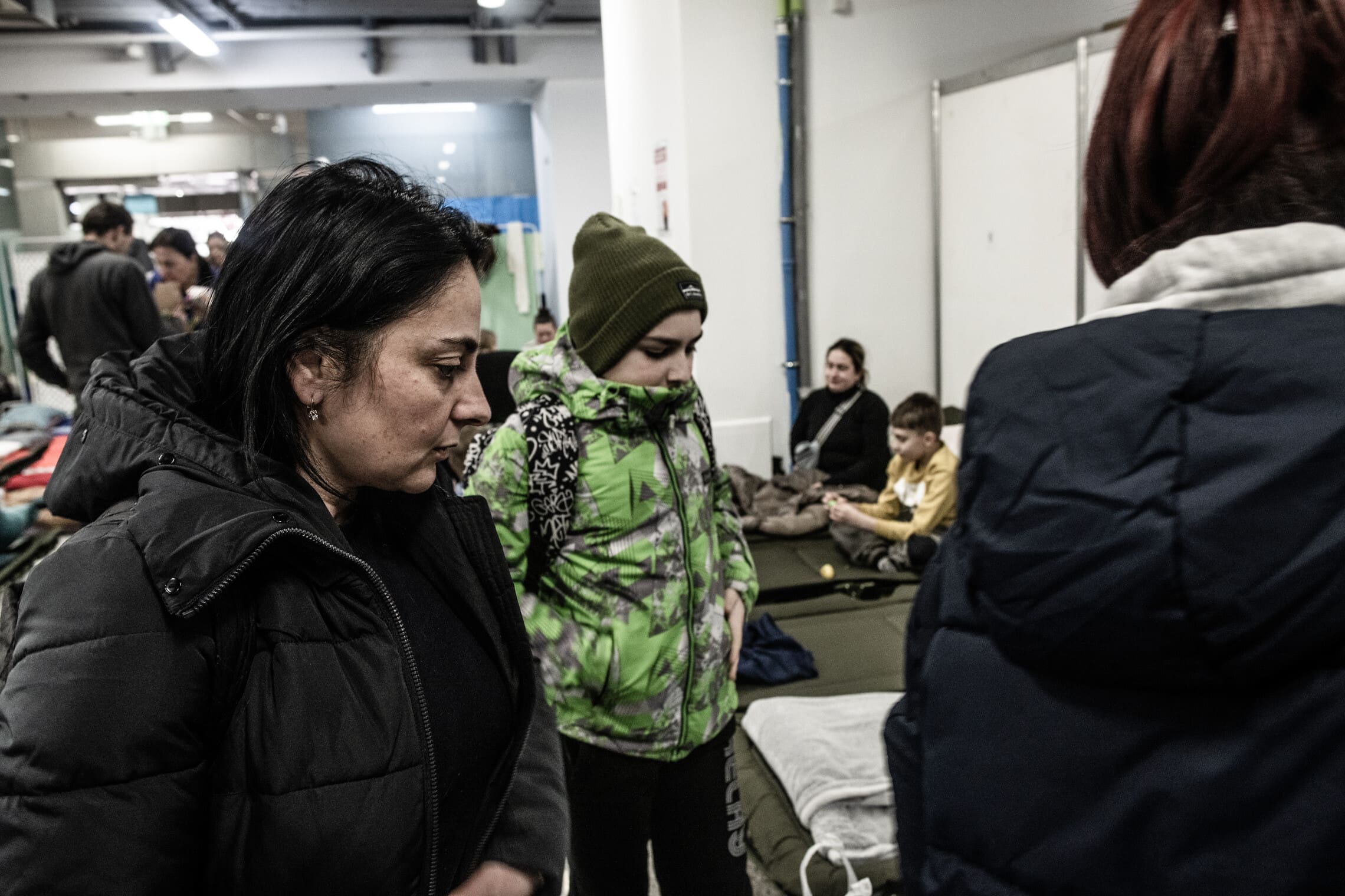 אנוש וילדיה רגע לפני שהם עוזבים את מתחם הלינה בתחנת הרכבת המרכזית בעיר קרקוב, מרץ 2022 (צילום: גילעד שדה)