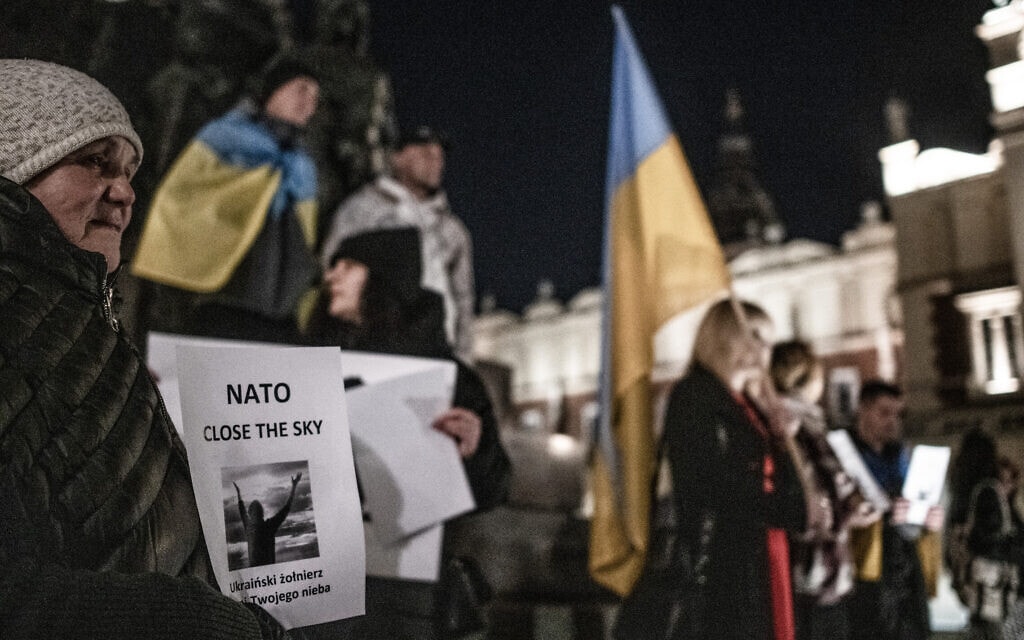 פליטים אוקראינים מפגינים בכיכר המרכזית של העיר קרקוב, פולין, בקריאה לנאט&quot;ו לסגור את המרחב האווירי של אוקראינה, מרץ 2022 (צילום: גילעד שדה)