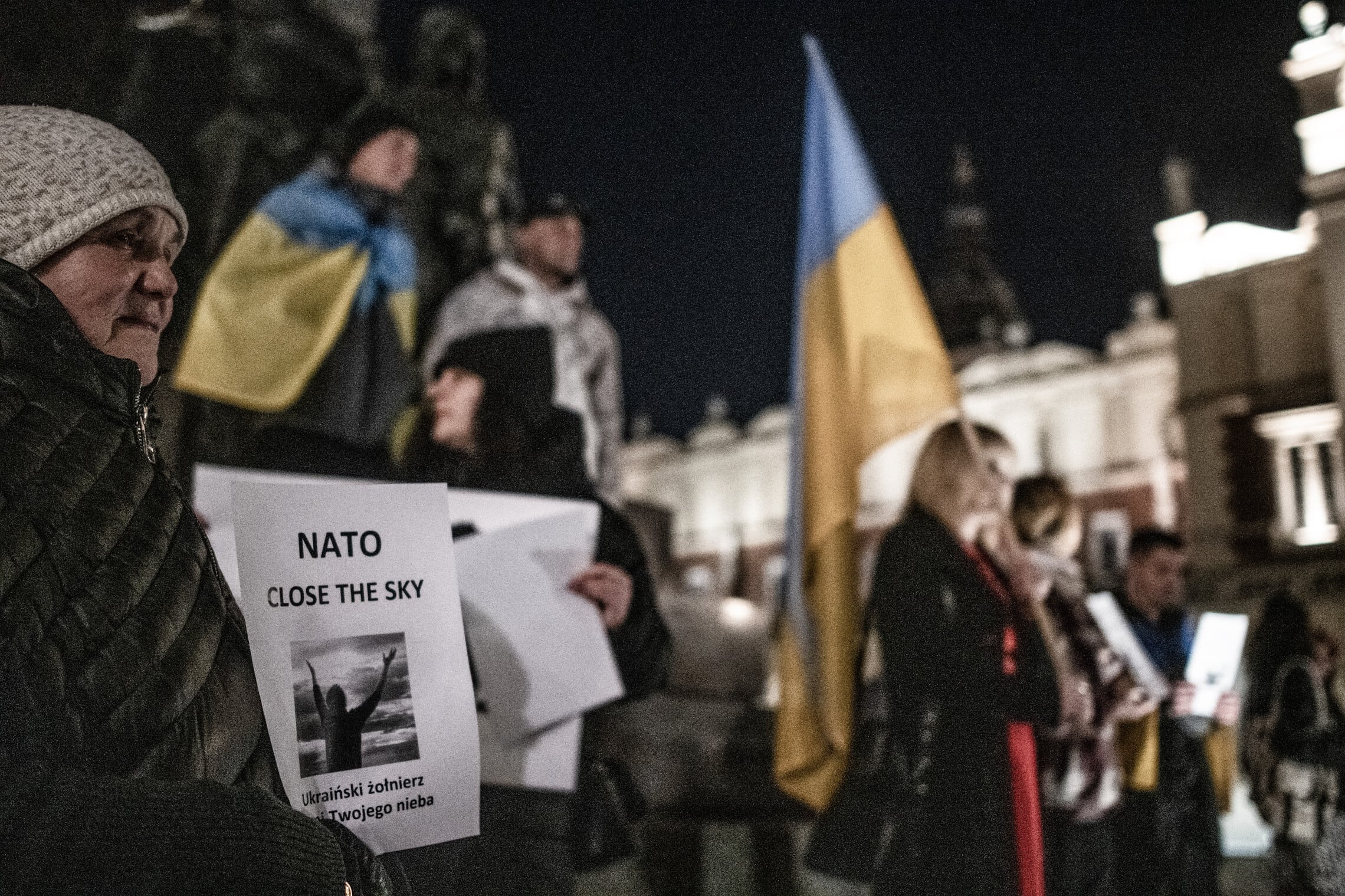 פליטים אוקראינים מפגינים בכיכר המרכזית של העיר קרקוב, פולין, בקריאה לנאט&quot;ו לסגור את המרחב האווירי של אוקראינה, מרץ 2022 (צילום: גילעד שדה)