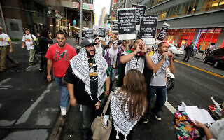 אילוסטרציה: ארגונים פלסטיניים ויהודיים מוחים נגד ישראל, 15 בספטמבר 2011 (צילום: AP Photo/David Karp)