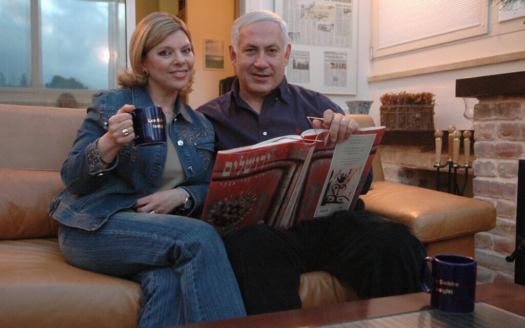 מנהיג הליכוד בנימין נתניהו עם רעייתו שרה בביתם בירושלים, מרץ 2006 (צילום: יוסי זמיר / פלאש 90)