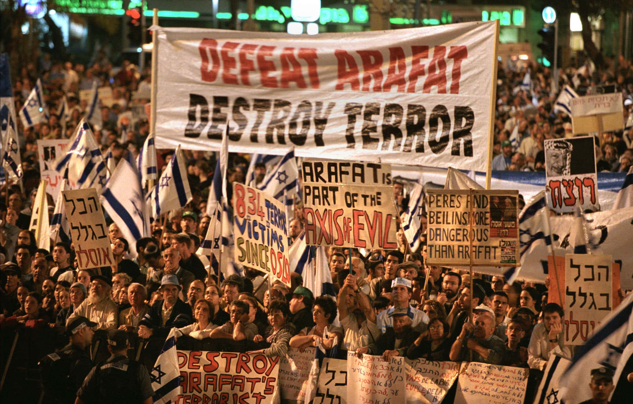 הפגנה של הימין בכיכר רבין בתל אביב הקוראת להפיל את שלטון עראפת, 12 במרץ 2002 (צילום: פלאש90)