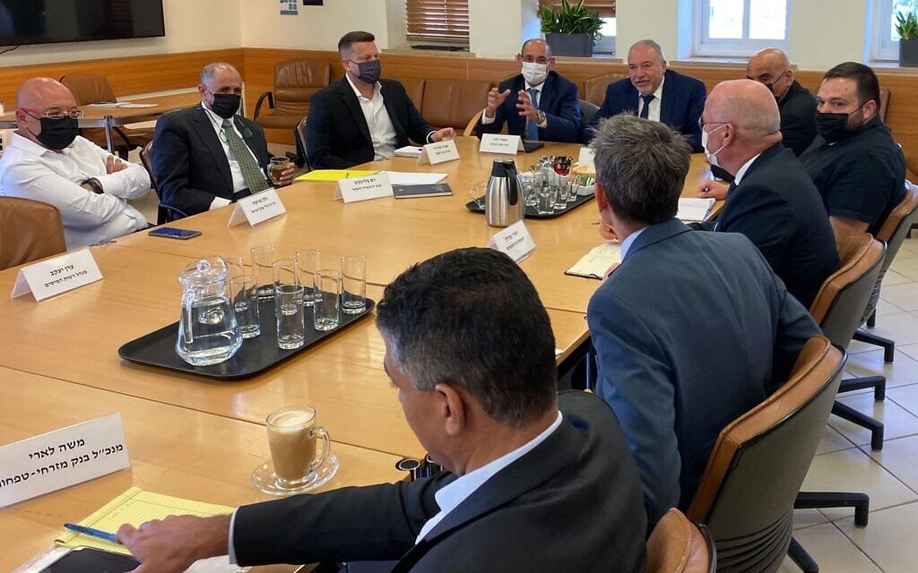 פגישת שר האוצר אביגדור ליברמן עם נגיד בנק ישראל אמיר ירון וראשי הבנקים, 6 במרץ 2022 (צילום: דוברות משרד האוצר)