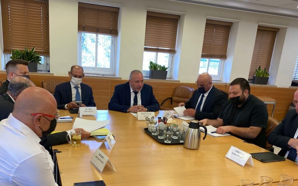 פגישת שר האוצר אביגדור ליברמן ונגיד בנק ישראל אמיר ירון עם ראשי הבנקים, 6 במרץ 2022 (צילום: דוברות משרד האוצר)